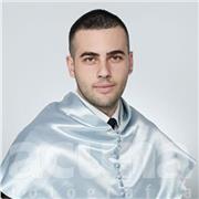 Profesor joven apunto de graduarse del Grado de Maestro de Educación Primaria.